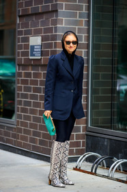 jenny walton, black hoodie, black jacket, black legging, scale sunglasses, green clutch, pleated bag, pleated clutch, high boots, high heels boots, animal skin boots, light beige leather boots, beige leather boots, fashion week, frenchystyle, FW, jonathan paciullo, street style, AUTUMN WINTER 2020-2021, FALL WINTER 2020-2021, FW 20-21, vertical, full length, NYFW, NEW YORK