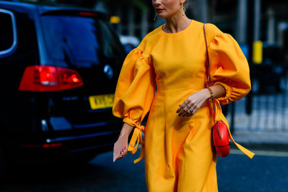 atmosphere details, bold shoulders, detail, earrings, fashion week, frenchystyle, FW, golden jewelry, horizontal, jonathan paciullo, leather bag, LFW, LONDON, orange dress, oversize, pandora sykes, red bag, rings, SPRING SUMMER 2017, SS 17, street style, woman