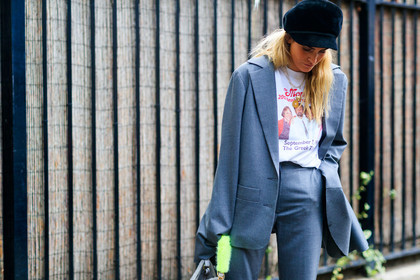 atmosphere details, black hat, blazer, detail, fashion week, frenchystyle, FW, grey jacket, grey pants, grey suit, horizontal, jonathan paciullo, LFW, LONDON, printed t shirt, SPRING SUMMER 2018, SS 18, street style, trousers, white t shirt