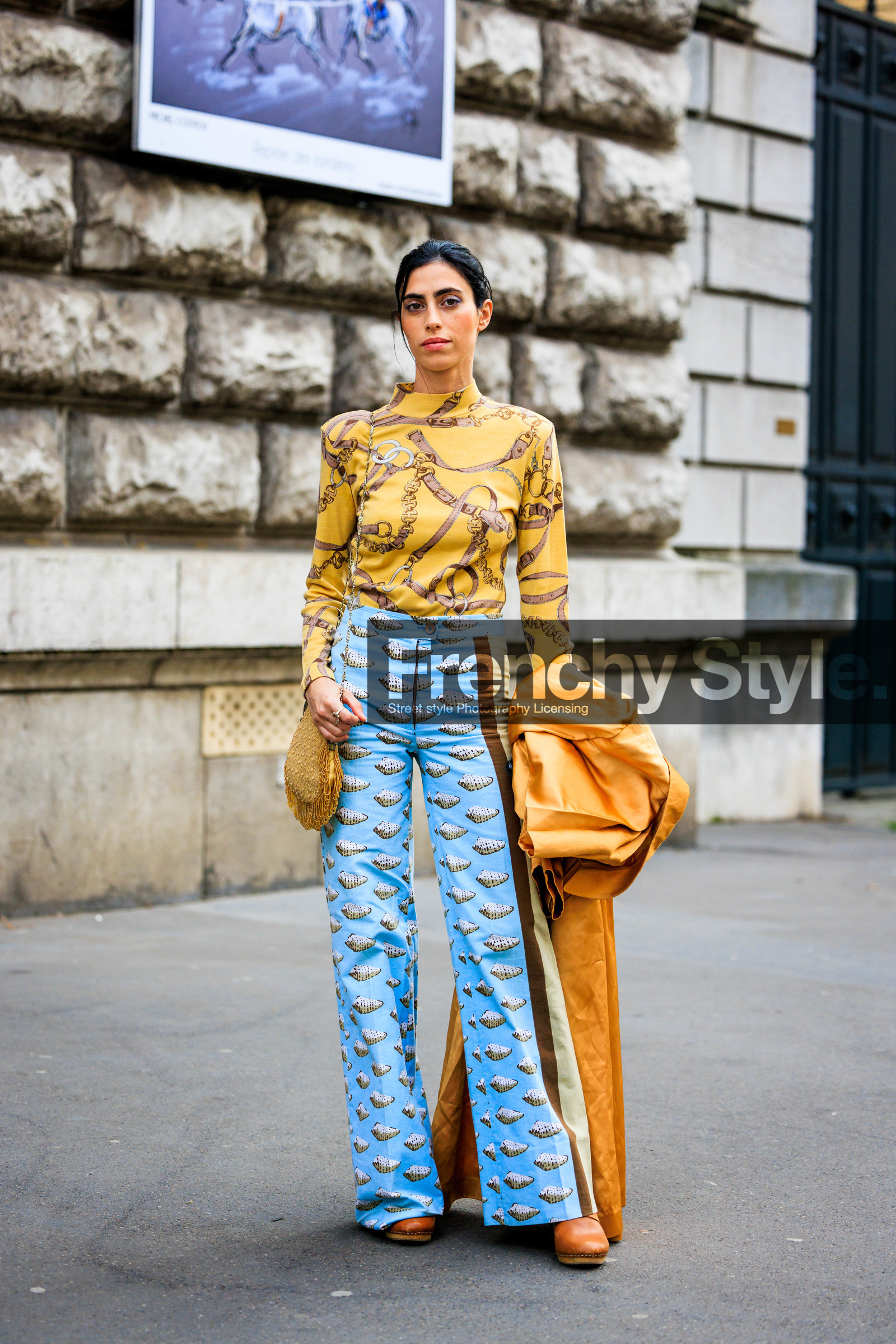 multiprint look, yellow top, blue trousers, printed trousers, printed top, golden bag, orange coat, camel clogs, hermes, street style, jonathan paciullo, FW, frenchystyle, fashion week, AUTUMN WINTER 2022-2023, FALL WINTER 2022_2023, FW 22-23, PARIS, PFW, full length, vertical