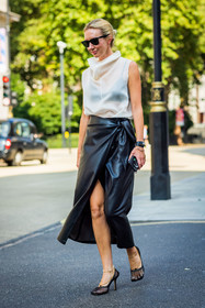 Lisa Aiken, leather, midi skirt, bottega veneta, heeled sandals, slingback, black, white, sunglasses, fashion week, frenchystyle, FW, jonathan paciullo, street style, SPRING SUMMER 2022, SS 22, LFW, LONDON, vertical, full length