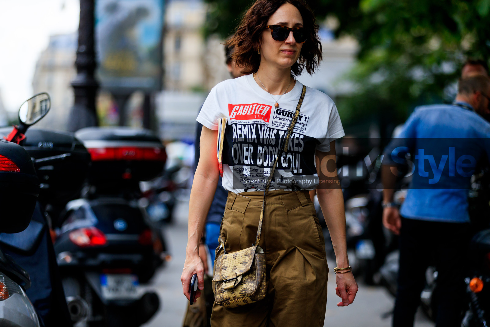 brown bag, brown pants, graphic bag, leather bag, printed bag, printed t shirt, sunglasses, trousers, white t shirt, PFW, fashion week, frenchystyle, FW, jonathan paciullo, street style, PARIS, horizontal, atmosphere details, detail, AUTUMN WINTER 2018-2019, FALL WINTER 2018-2019, FW 18-19, nicole phelps