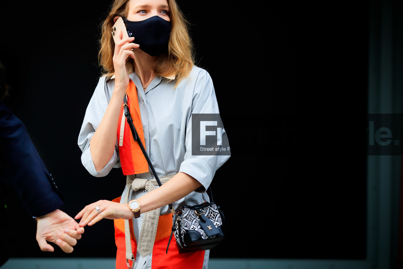 natalia vodianova, light grey dress, red dress, button dress, belted dress, crossbody bag, black leather bag, monogrammed bag, louis vuitton bag, louis vuitton dress, covid face mask, PARIS, PFW, fashion week, frenchystyle, FW, jonathan paciullo, street style, SPRING SUMMER 2021, SS 21, horizontal, atmosphere details, detail