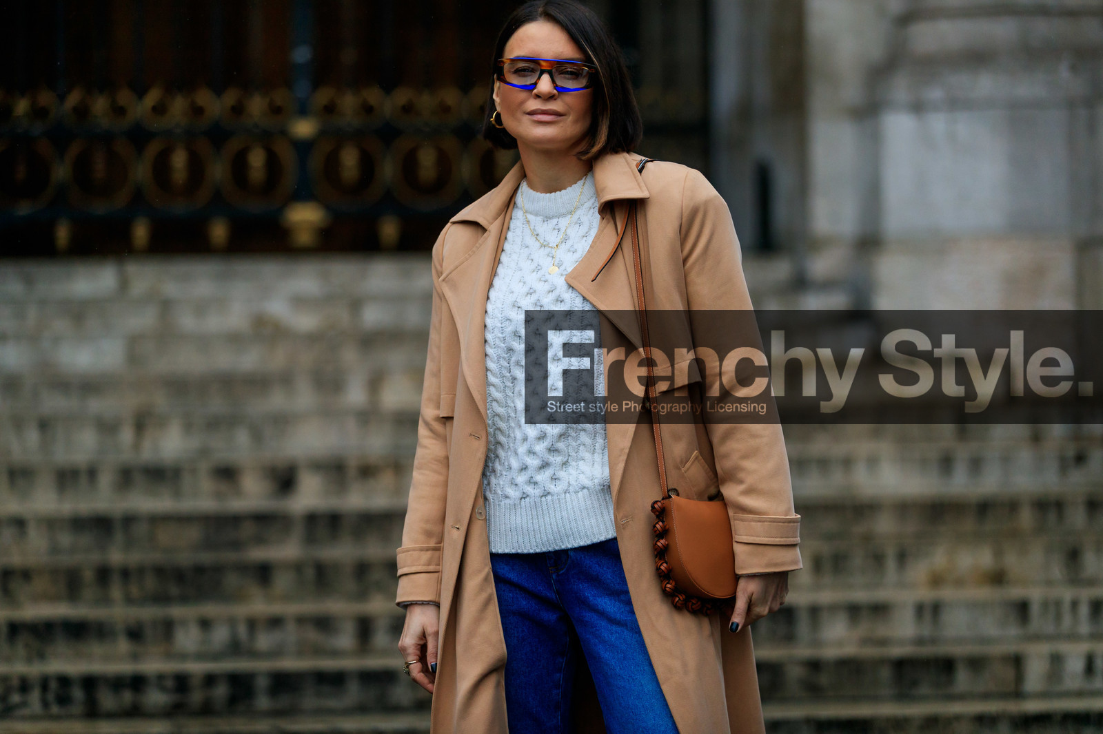 beige trench coat, blue jeans, denim, camel leather bag, shoulder bag, round shape bag, loewe bag, white pullover, futurist shape sunglasses, scale sunglasses, blue sunglasses, stella mccartney jeans, fashion week, frenchystyle, FW, jonathan paciullo, street style, PFW, PARIS, horizontal, atmosphere details, detail