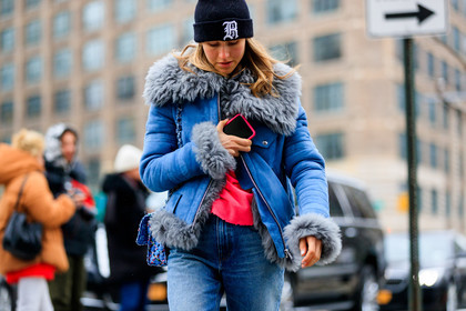 black beanie, blue denim, blue jacket, denim pants, fur collar, jeans, leather bag, shearling, trousers, street style, jonathan paciullo, FW, frenchystyle, fashion week, NYFW, NEW YORK, AUTUMN WINTER 2018-2019, AW 18-19, FALL WINTER 2018-2019, FW 18-19, atmosphere details, horizontal, detail, jessica minkoff