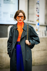 orange sunglasses, petrole trench, orange zipped top, orange turtleneck, blue trousers, highwaist pants, black belt, golden loops, fashion week, frenchystyle, FW, jonathan paciullo, street style, AUTUMN WINTER 2022-2023, FALL WINTER 2022_2023, FW 22-23, PFW, PARIS, vertical, detail, chain bag