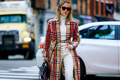 balenciaga, beige coat, black bag, burberry, checked, denim pants, graffiti, graphic bag, graphic jacket, jeans, leather bag, plaid, printed bag, printed jacket, sunglasses, tartan, trench coat, trousers, white denim, white sweater, street style, jonathan paciullo, FW, frenchystyle, fashion week, NYFW, NEW YORK, AUTUMN WINTER 2018-2019, AW 18-19, FALL WINTER 2018-2019, FW 18-19, atmosphere details, horizontal, detail, Annabel Rosendahl