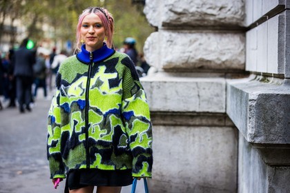 color, fluo green, green jacket, green jumper, Lolo Zouai, pink hair, print, printed jumper, zipped jacket, zipped jumper, street style, jonathan paciullo, FW, frenchystyle, fashion week, PFW, PARIS, SPRING SUMMER 2022, SS 22, horizontal, atmosphere details