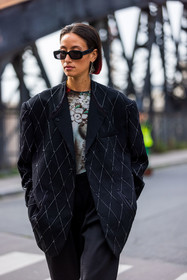 bag, black sunglasses, crossbody bag, dress, earrings, fluffly bag, gold bracelet, gold earrings, Julie Sergent Ferreri, khaki dress, longchamp bag, ring, strap, sunglasses, watch, fashion week, frenchystyle, FW, jonathan paciullo, street style, PFW, PARIS, SPRING SUMMER 2022, SS 22, vertical, atmosphere details