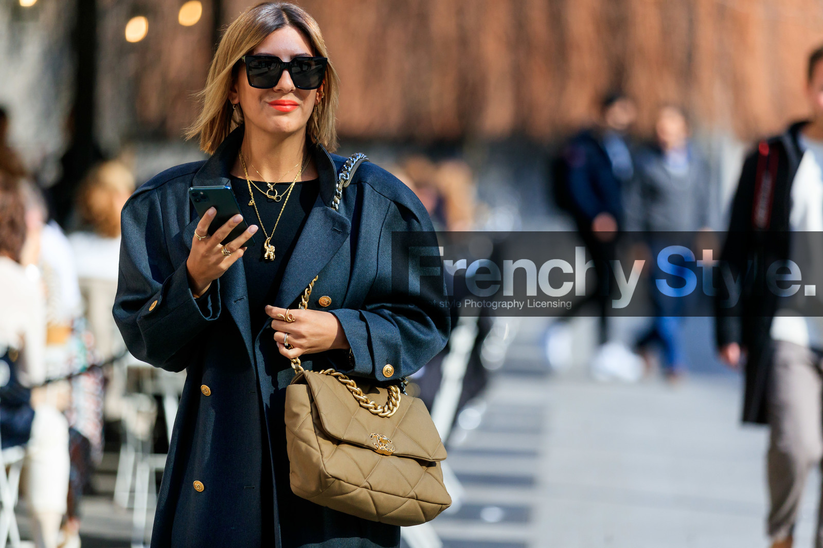 aylin, koenig, dark grey coat, oversize coat, chanel bag, chanel coat, kaki bag, quilted bag, shoulder bag, golden strap bag, golden necklace, multi necklace, golden rings, diamond ring, animal shape ring, black sunglasses, fashion week, frenchystyle, FW, jonathan paciullo, street style, MFW, MILAN, AUTUMN WINTER 2020-2021, FALL WINTER 2020-2021, FW 20-21, horizontal, atmosphere details, detail
