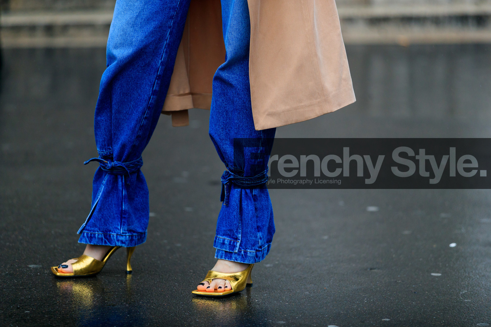 blue jeans, denim, close up detail, golden sandals, golden slippers, high heels slippers, high heels sandals, knoted jeans, stella mccartney jeans, fashion week, frenchystyle, FW, jonathan paciullo, street style, PFW, PARIS, horizontal, atmosphere details, detail