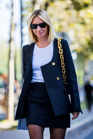bag, black jacket, black skirt, black sunglasses, bottega veneta bag, chain bag, gold chain, jacket, Lisa Aiken, mini skirt, skirt, sunglasses, white t-shirt, white top, street style, jonathan paciullo, FW, frenchystyle, fashion week, PFW, PARIS, SPRING SUMMER 2022, SS 22, vertical, atmosphere details