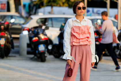 karina nigay, white shirt, light pink top, light pink pants, ruffle top, carrot pants, high waist pants, pink sunglasses, square shape glasses, burgundy leather bag, mini bag, bottega veneta bag, sleeveless top, layered top, fashion week, frenchystyle, FW, jonathan paciullo, street style, MFW, MILAN, SPRING SUMMER 2020, SS 20