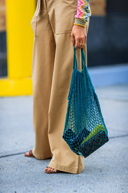 atmosphere details, beige pants, black bag, brown shoes, detail, fashion week, frenchystyle, FW, high waist, jonathan paciullo, multicolor sweater, net shopper, NEW YORK, NYFW, SPRING SUMMER 2018, SS 18, street style, sunglasses, trousers, vertical