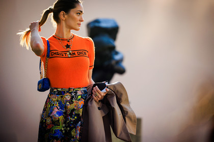 christian dior, dior, orange top, printed top, logo top, knitted top, multiple necklace, dior bag, mini bag, crossed body bag, printed skirt, midi skirt, multicolor skirt, pony tail, fashion week, frenchystyle, FW, jonathan paciullo, street style, PARIS, PFW, SPRING SUMMER 2022, SS 22, atmosphere details, detail, horizontal, sofia sanchez de betak