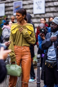 bag, camel pants, fluffly jumper, green bag, green jumper, green knitwear, jumper, khaki jumper, khaki knitwear, knitwear, leather pants, Liya Kebede, loewe bag, pants, street style, jonathan paciullo, FW, frenchystyle, fashion week, PFW, PARIS, SPRING SUMMER 2022, SS 22, vertical, atmosphere details, model