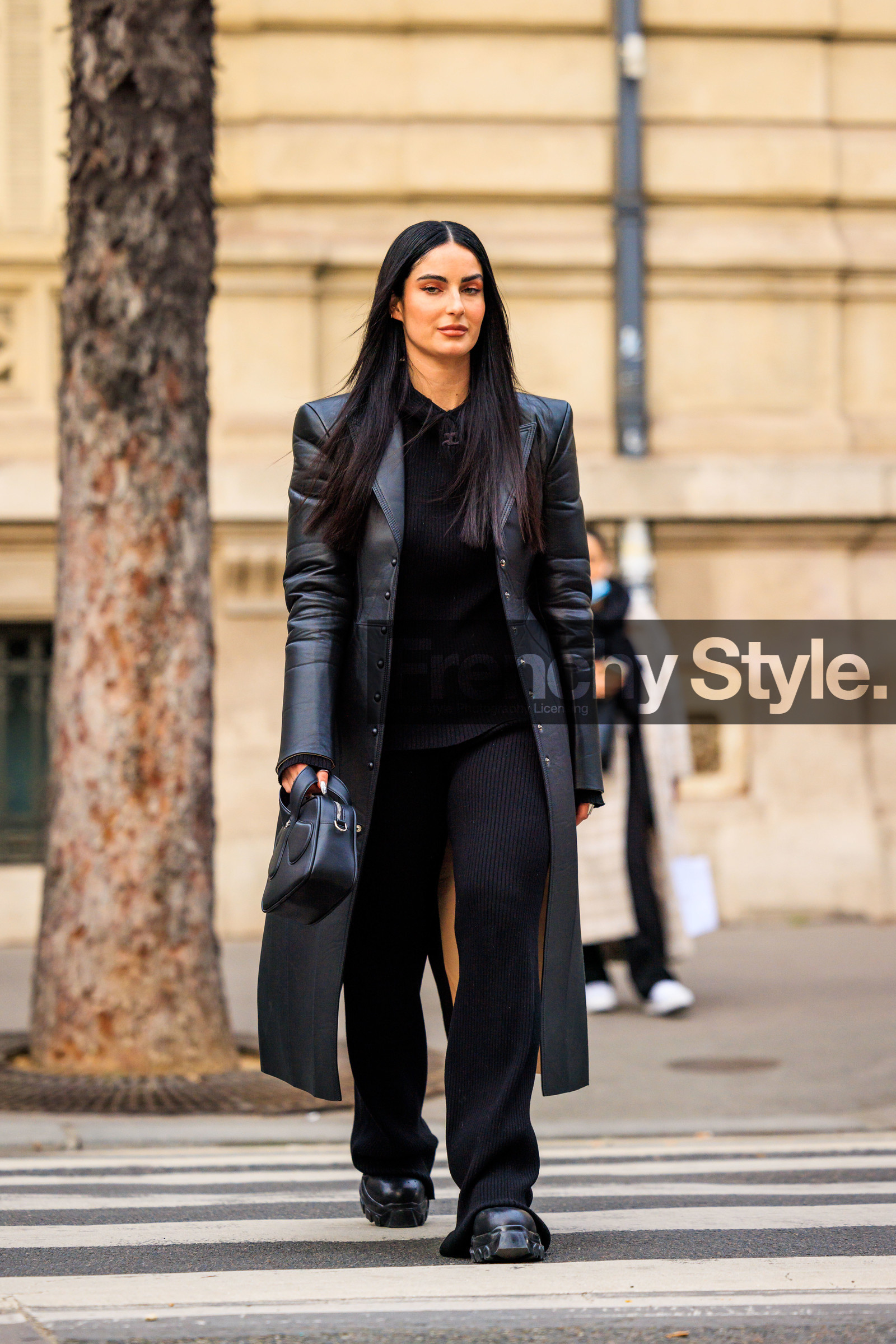 black boots, total black look, black coat, leather coat, courreges top, black trousers, knitted pants, courreges handbag, black bag, long hair, fiona zanetti, street style, jonathan paciullo, FW, frenchystyle, fashion week, AUTUMN WINTER 2022-2023, FALL WINTER 2022_2023, FW 22-23, PFW, PARIS, full length, vertical