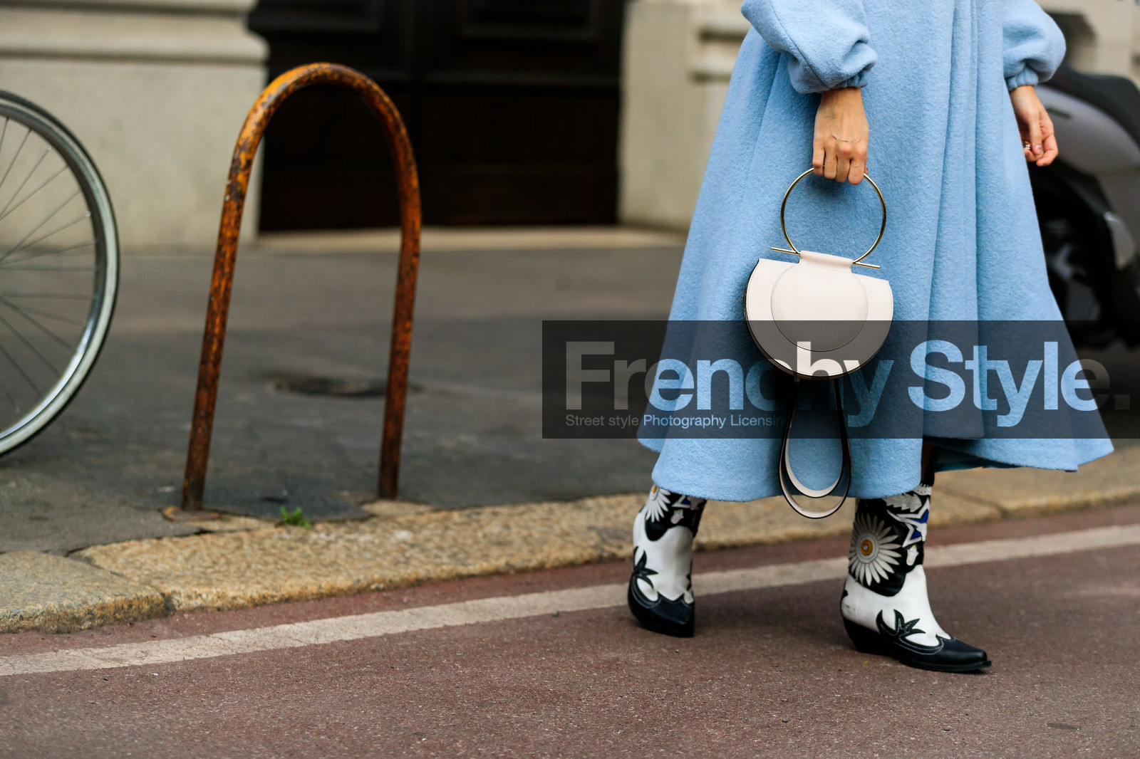 black and white shoes, blue dress, cowboy boots, leather bag, leather shoes, white bag, MILAN, MFW, fashion week, frenchystyle, FW, jonathan paciullo, street style, AUTUMN WINTER 2019-2020, AW 19-20, FALL WINTER 2019-2020, FW 19-20, atmosphere details, detail, horizontal