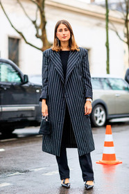 AUTUMN WINTER 2017-2018, AW 17-18, black bag, black coat, black pants, black shoes, black sweater, FALL WINTER 2017-2018, fashion week, frenchystyle, full length, FW, FW 17-18, graphic coat, jonathan paciullo, julia haghjoo, leather bag, leather shoes, PARIS, PFW, printed coat, street style, striped coat, tone on tone, total look black, trousers, vertical