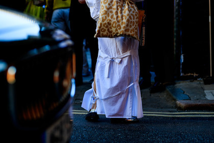white total look, knot details, animal print tote bag, white skirt, printed strap, back details, fashion week, frenchystyle, FW, jonathan paciullo, street style, atmosphere details, horizontal, detail