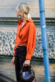 brown bag, brown denim, denim pants, earrings, jeans, leather bag, linda tol, orange shirt, trousers, fashion week, frenchystyle, FW, jonathan paciullo, street style, MFW, MILAN, SPRING SUMMER 2019, SS 19, vertical, atmosphere details, detail