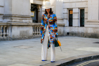 white hat, straw hat, big hat, printed shirt, tropical printed shirt, long sleeves shirt, silk shirt, long shirt, blue shirt, light beige pants, high waist pants, loose pants, fashion week, frenchystyle, FW, jonathan paciullo, street style, atmosphere details, horizontal, full length