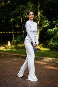 bag, courreges look, Fiona Zanetti, flare pants, lila bag, mini bag, pants, pleated pants, ribbed pants, small bag, turtleneck, white pants, white turleneck, street style, jonathan paciullo, FW, frenchystyle, fashion week, PFW, PARIS, SPRING SUMMER 2022, SS 22, vertical, full length