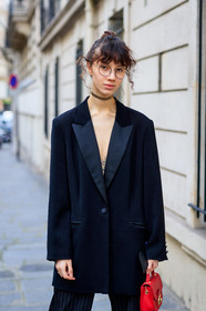 atmosphere details, AUTUMN WINTER 2017-2018, AW 17-18, black jacket, black pants, choker, detail, FALL WINTER 2017-2018, fashion week, frenchystyle, FW, FW 17-18, jonathan paciullo, leather bag, necklace, oversize, PARIS, PFW, red bag, street style, trousers, vertical