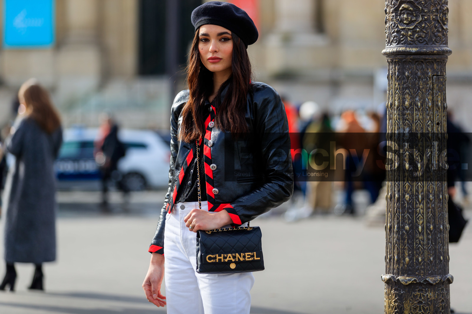 solange smith, black vinyl jacket, black beret, black hat, black cardigan, black leather bag, white jeans, denim, striped jacket, red jacket, cropped jacket, crossbody bag, golden buckle bag, quilted bag, woolen hat, chanel bag, chanel jacket, fashion week, frenchystyle, FW, jonathan paciullo, street style, PFW, PARIS, horizontal, atmosphere details, detail