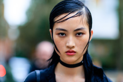 atmosphere details, black shirt, choker, detail, fashion week, frenchystyle, FW, horizontal, jonathan paciullo, LFW, LONDON, model, necklace, SPRING SUMMER 2017, SS 17, street style, wet hair, woman