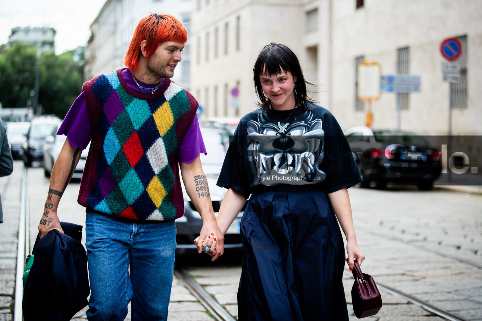 black t-shirt, black skirt, printed t-shirt, animal printed t-shirt, checked pullover, purple t-shirt, sleeveless pullover, multicolor pullover, street style, jonathan paciullo, FW, frenchystyle, fashion week, MFW, MILAN, SPRING SUMMER 2021, SS 21, horizontal, atmosphere details, detail