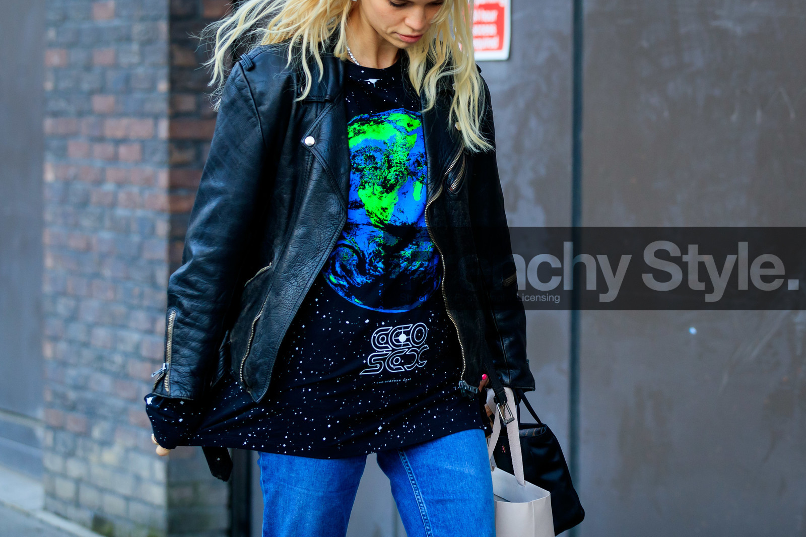 black leather perfecto, black t-shirt, stars printed t-shirt, printed t-shirt, letter printed t-shirt, close up detail, fashion week, frenchystyle, FW, jonathan paciullo, street style, LFW, LONDON, AUTUMN WINTER 2020-2021, FALL WINTER 2020-2021, FW 20-21, horizontal, atmosphere details, detail