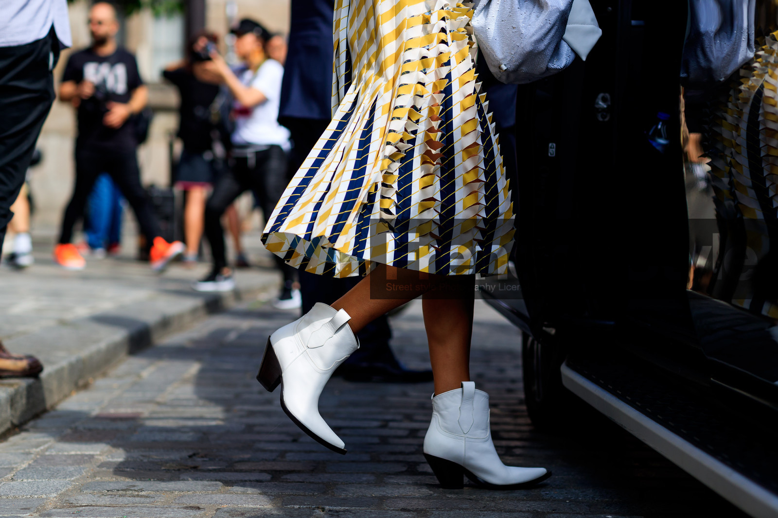 cowboy boots, graphic skirt, high heels, leather bag, leather shoes, pleated skirt, printed skirt, white boots, yellow skirt, PFW, fashion week, frenchystyle, FW, jonathan paciullo, street style, PARIS, horizontal, atmosphere details, detail, AUTUMN WINTER 2018-2019, FALL WINTER 2018-2019, FW 18-19