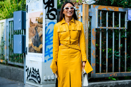 elizabeth von der goltz, leather bag, leather dress, sunglasses, white bag, yellow dress, fashion week, frenchystyle, FW, jonathan paciullo, street style, MFW, MILAN, SPRING SUMMER 2019, SS 19, atmosphere details, horizontal, detail