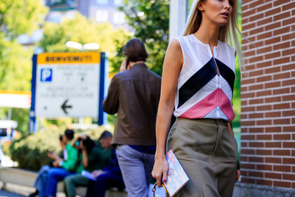 atmosphere details, beige skirt, detail, fashion week, frenchystyle, FW, graphic top, horizontal, jonathan paciullo, MFW, MILAN, printed top, SPRING SUMMER 2018, SS 18, street style, white top