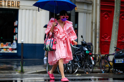 pink sunglasses, pink dress, pink bag, pink shoes, gucci sunglasses, square shape glasses, big sunglasses, ruffle dress, balenciaga bag, printed bag, pink leather shoes, pink slippers, leather bag, leather slippers, quilted shoes, quilted slippers, shopping bag, hand bag, pink total look, fashion week, frenchystyle, FW, jonathan paciullo, street style, PFW, PARIS, AUTUMN WINTER 2021-2022, FALL WINTER 2021-2022, FW 21-22, atmosphere details, horizontal, full length