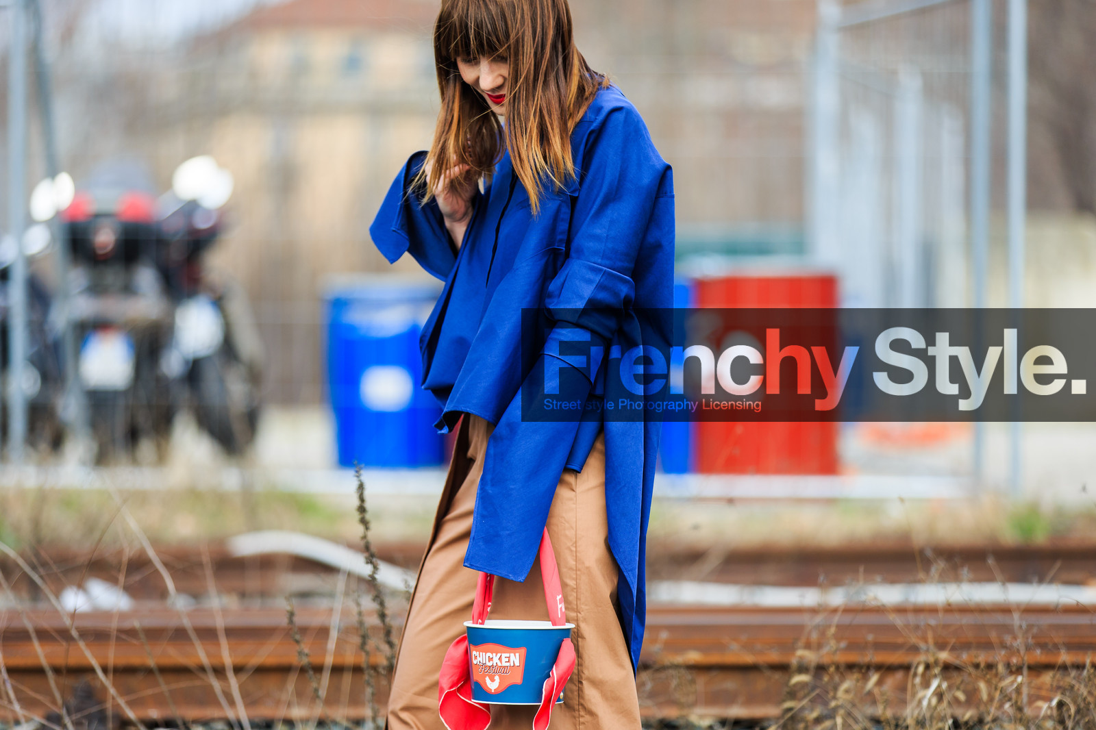 asymetric, atmosphere details, AUTUMN WINTER 2016-2017, AW 16-17, blue bag, blue shirt, brown pants, detail, FALL WINTER 2016-2017, fashion week, frenchystyle, fun bag, FW, FW 16-17, horizontal, jonathan paciullo, LFW, LONDON, MENSWEAR, printed bag, street style, trousers