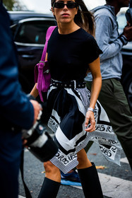 asymetric skirt, bag, belt, black and white, black belt, black boots, black sunglasses, black t-shirt, boots, Nina Urgell Cloquell, pink bag, printed skirt, skirt, sunglasses, t-shirt, street style, jonathan paciullo, FW, frenchystyle, fashion week, PFW, PARIS, SPRING SUMMER 2022, SS 22, vertical, atmosphere details