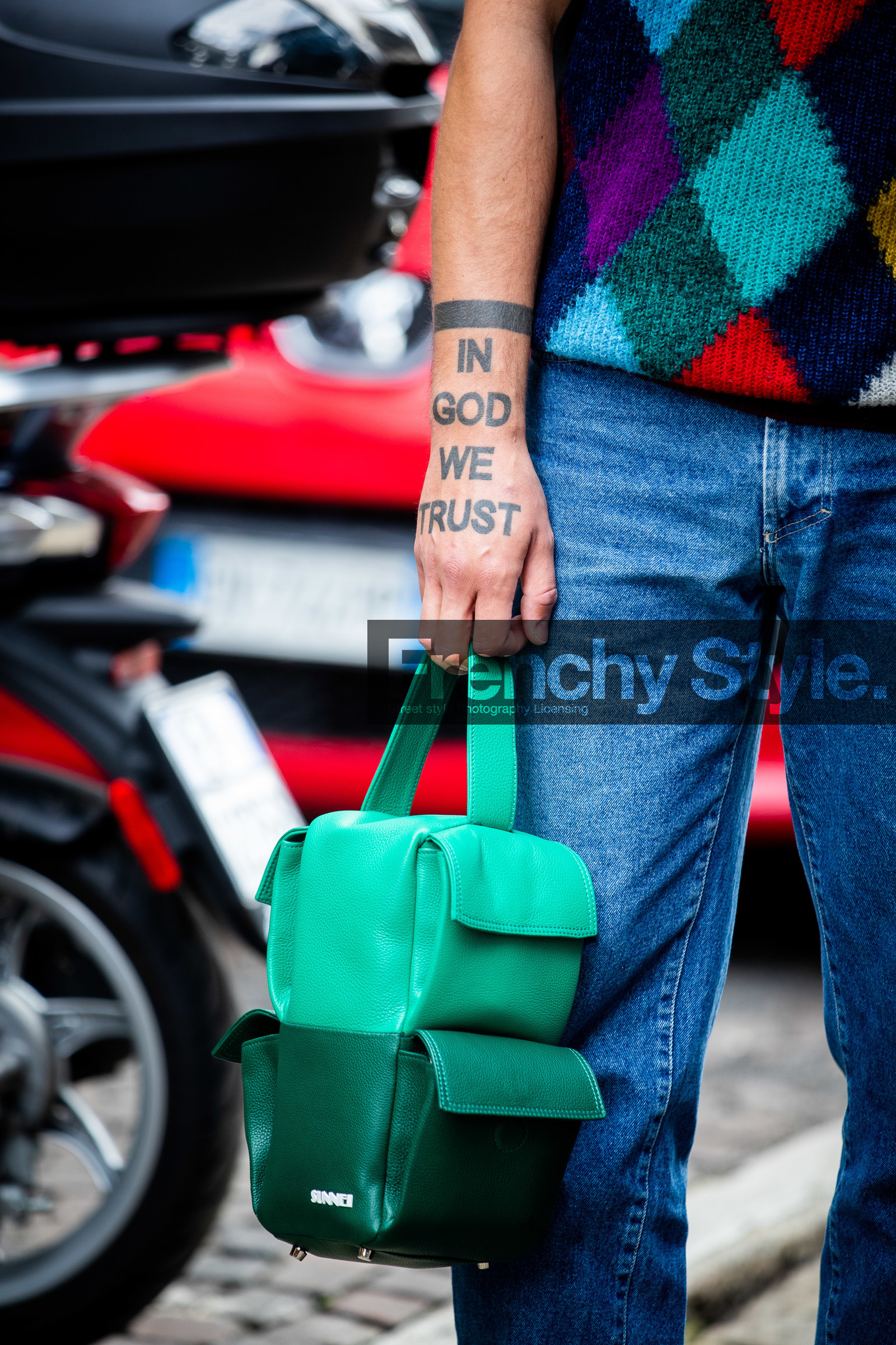 bag detail, green leather bag, hand bag, tatoo, light green leather bag, box bag, sunnei bag, street style, jonathan paciullo, FW, frenchystyle, fashion week, MFW, MILAN, SPRING SUMMER 2021, SS 21, vertical, detail