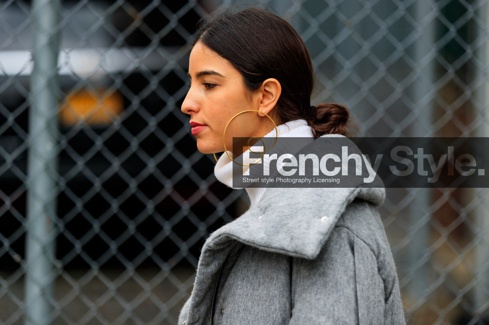earrings, grey coat, turtleneck sweater, white sweater, street style, jonathan paciullo, FW, frenchystyle, fashion week, NYFW, NEW YORK, AUTUMN WINTER 2018-2019, AW 18-19, FALL WINTER 2018-2019, FW 18-19, atmosphere details, horizontal, detail, bettina looney