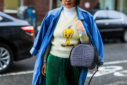 alligator, atmosphere details, AUTUMN WINTER 2016-2017, AW 16-17, beige sweater, black bag, blue denim, cartoon, denim coat, denim jacket, detail, embroidered sweater, fashion week, frenchystyle, FW, FW 16-17, green skirt, horizontal, jonathan paciullo, leather bag, NEW YORK, NYFW, pleated skirt, printed sweater, street style, woman, yellow sweater