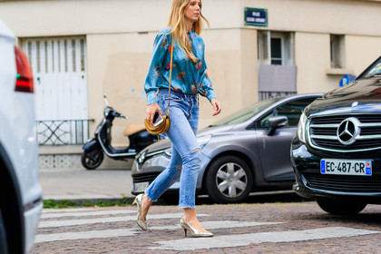 atmosphere details, blue denim, blue shirt, chloe, denim pants, detail, fashion week, frenchystyle, FW, golden shoes, high heels, horizontal, isabel marant, jeans, jennifer neyt, jonathan paciullo, leather bag, leather shoes, MENSWEAR, PARIS, PFW, printed shirt, ripped pants, shiny shoes, SPRING SUMMER 2018, SS 18, street style, trousers, yellow bag