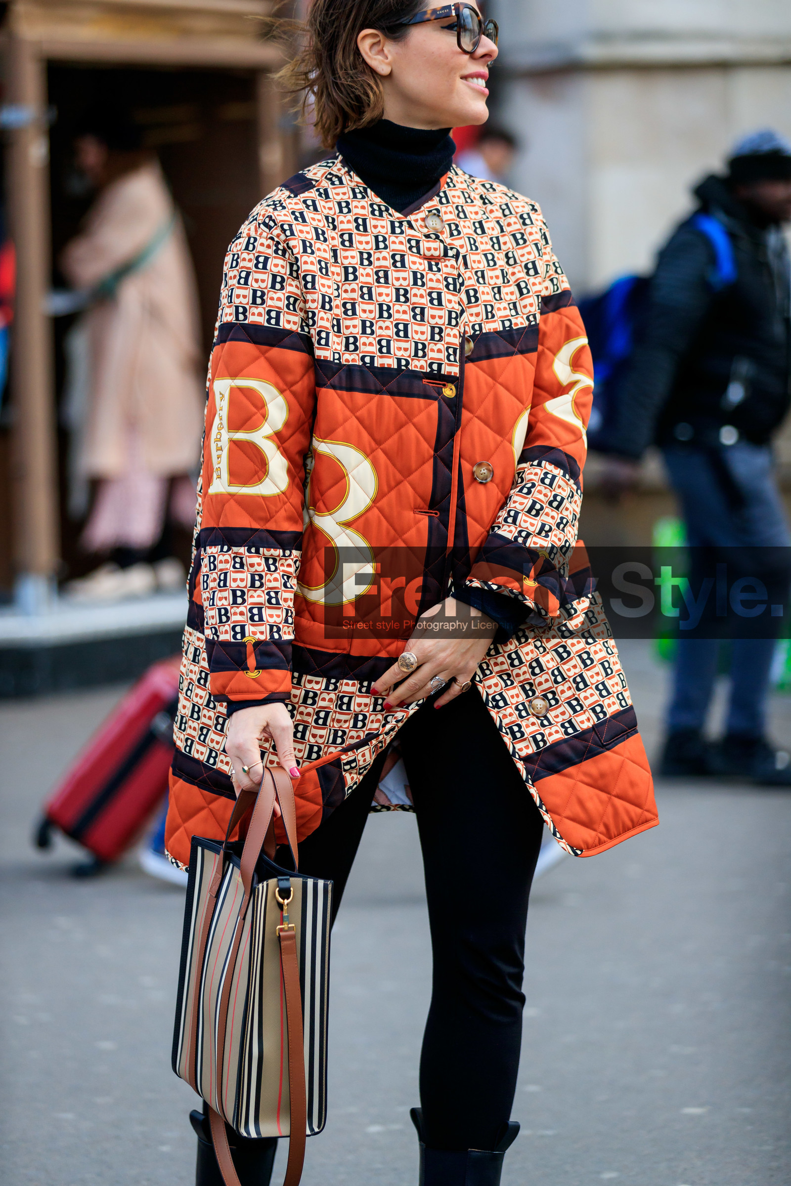 scale sunglasses, gucci sunglasses, burberry bag, burberry jacket, orange jacket, white jacket, brown jacket, checked jacket, monogrammed jacket, logo printed jacket, camel leather bag, shopping bag, hand bag, striped bag, beige leather bag, white leather bag, red leather bag, fashion week, frenchystyle, FW, jonathan paciullo, street style, PFW, PARIS, AUTUMN WINTER 2020-2021, FALL WINTER 2020-2021, FW 20-21, vertical, atmosphere details, detail