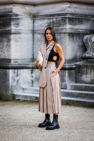Alice Barbier, asymetrical blazer, bag, beige blazer, beige skirt, black boots, black top, blazer, boots, cut out top, ecru bag, leather bag, leather boots, margiela bag, pleated skirt, quilted bag, skirt, street style, jonathan paciullo, FW, frenchystyle, fashion week, PFW, PARIS, SPRING SUMMER 2022, SS 22, vertical, full length