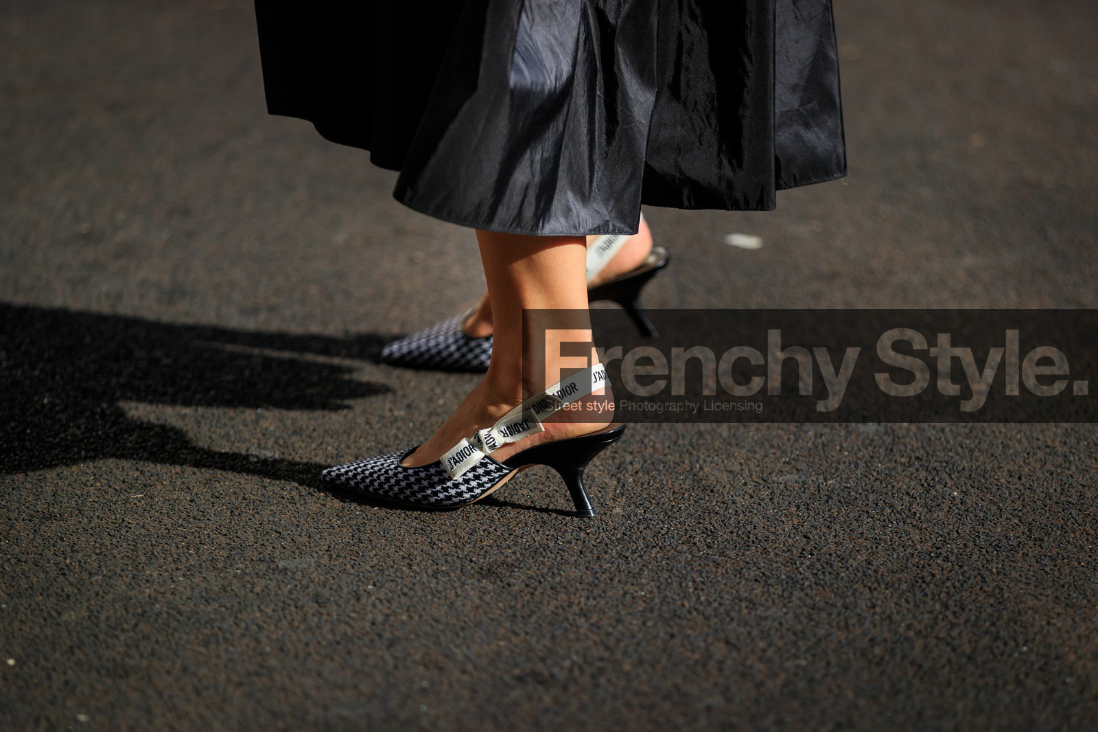 bettina looney, dior shoes, vichy printed shoes, kitten heels shoes, logo strap shoes, fashion week, frenchystyle, FW, jonathan paciullo, street style, atmosphere details, horizontal, detail