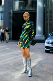 butterfly sunglasses, smoked sunglasses, thin sunglasses, dyed hair, short hair, airpod, hoop earrings, house of holland dress, tie and dye dress, black and green dress, turtleneck dress, future shape sunglasses, thin eyebrows, tight dress, long sleeves dress, house of holland bag, black leather bag, shoulder bag, round bag, mini dress, silvered boots, high heels boots, high boots, squared toed shoes, fashion week, frenchystyle, FW, jonathan paciullo, street style, vertical, full length