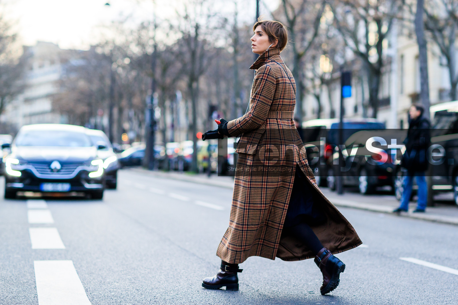 atmosphere details, AUTUMN WINTER 2017-2018, AW 17-18, back detail, black shoes, brown coat, checked coat, FALL WINTER 2017-2018, fashion week, frenchystyle, full length, FW, FW 17-18, graphic coat, horizontal, jonathan paciullo, leather shoes, PARIS, PFW, plaid, printed coat, street style, tartan