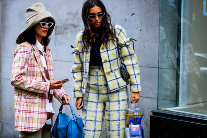 beige hat, black bag, black shirt, blue bag, brown shirt, checked, checked suit, christian dior, graphic jacket, graphic pants, graphic suit, leather bag, monogram, pink jacket, plaid, printed jacket, printed pants, printed shirt, printed suit, sunglasses, tartan, transparent bag, trousers, white jacket, white pants, white suit, yellow, fashion week, frenchystyle, FW, jonathan paciullo, street style, LFW, LONDON, SPRING SUMMER 2019, SS 19, atmosphere details, horizontal, detail