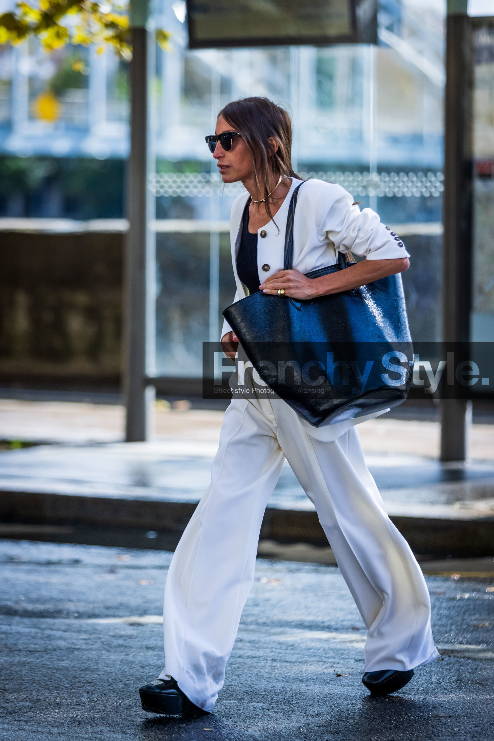 bag, black bag, Chloé Harrouche, choker, flare pants, fluid pants, jacket, leather bag, oversize bag, pants, rayban, sunglasses, white jacket, white pants, plateform boots, street style, jonathan paciullo, FW, frenchystyle, fashion week, PFW, PARIS, SPRING SUMMER 2022, SS 22, vertical, full length