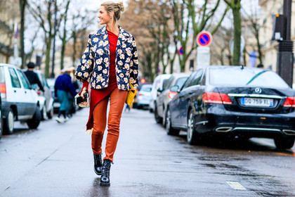 atmosphere details, AUTUMN WINTER 2017-2018, AW 17-18, black boots, black shoes, FALL WINTER 2017-2018, fashion week, floral, flower, frenchystyle, full length, FW, FW 17-18, helena bordon, high heels, horizontal, jonathan paciullo, leather bag, leather shoes, louis vuitton, orange pants, orange sweater, PARIS, PFW, printed jacket, street style, trousers, yellow bag